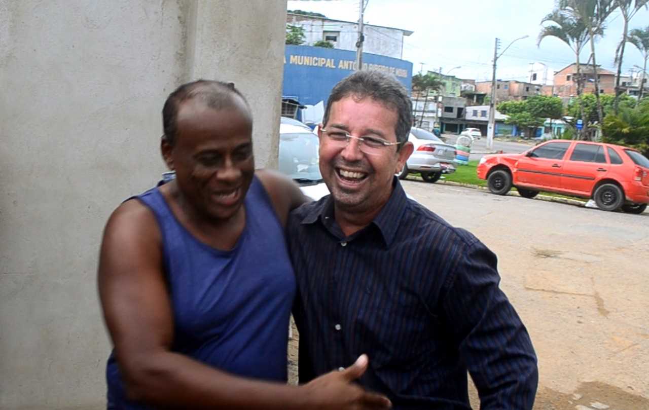 Camacã: Funcionário recebe Placa de Reconhecimento pelos 40 anos de serviço prestados a prefeitura
